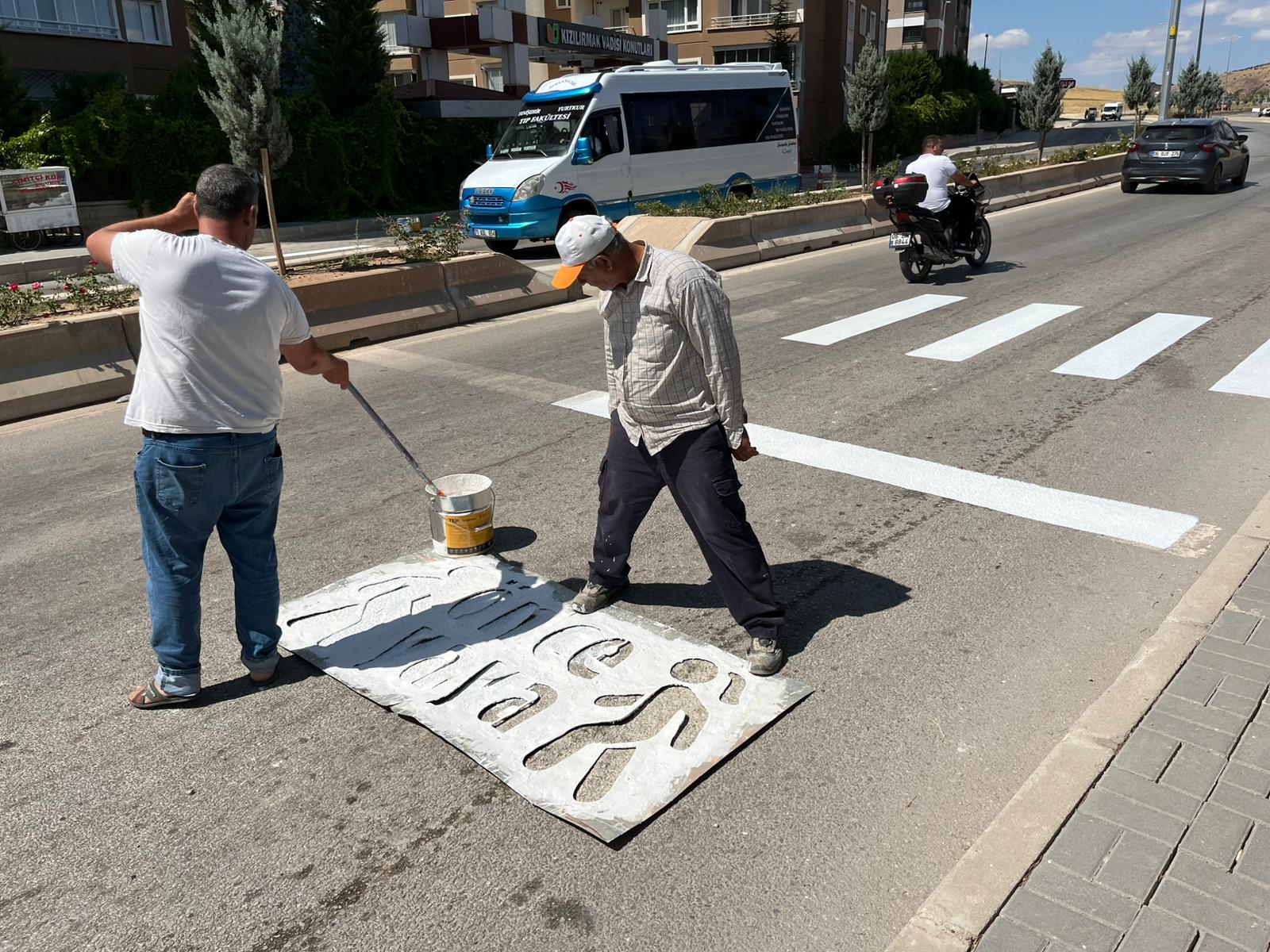 YAYA GEÇİDİ ÇİZGİLERİ VE TRAFİK UYARI İŞARETLERİNİ YENİLEDİK